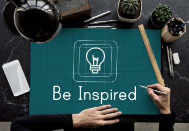 Afiş üzerinde çalışan eller