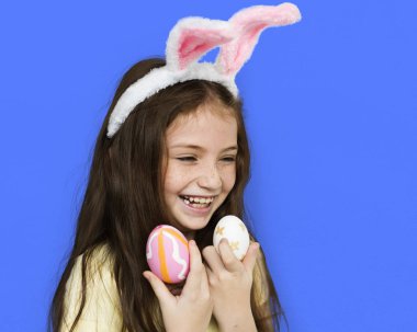 Paskalya yumurtaları ile güzel kız