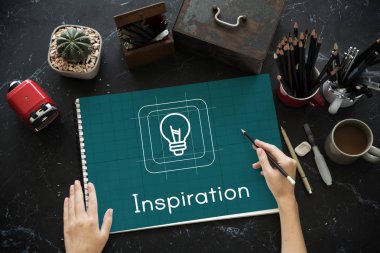 masada çalışan yaratıcı tasarımcı