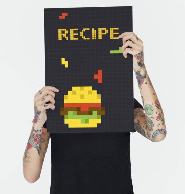 Dövmeli kişi holding afiş.