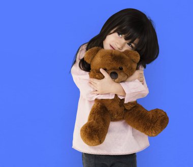 Kucaklayan kız oyuncak ayı