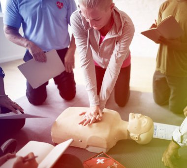 İnsanlar üzerinde Cpr ilk yardım eğitimi