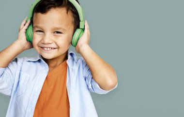 Kulaklık takmış çocuk