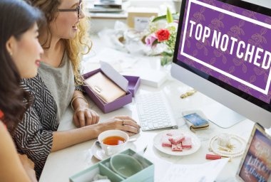 bilgisayar ile masada oturan kadın