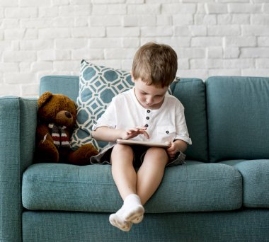 küçük çocuk tablet kullanma