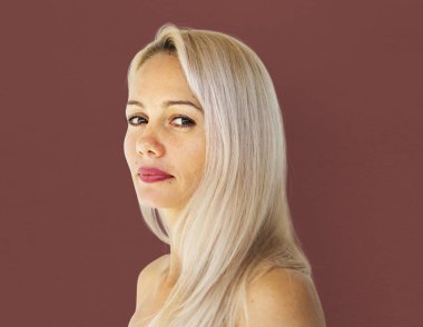 Çekici sarışın kadın.