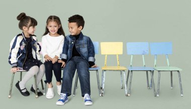 okul sandalye üzerinde oturan çocukları