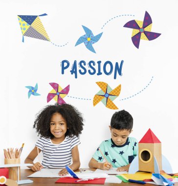 Küçük çocuklar masada çizim 