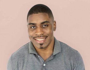 gülümseyen mutlu Afrika asıllı adam 