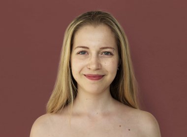 Mutlu yüz ifadesi ile gülümseyen kadın