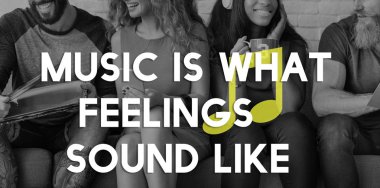 kanepede oturan ve konuşan öğrenciler