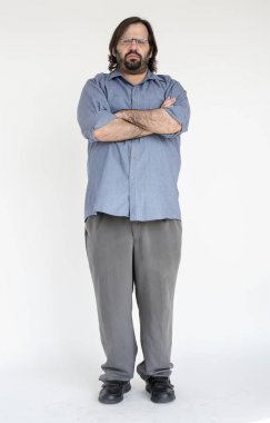 çapraz kolları ile ayakta adam