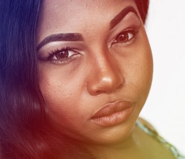 Ciddi bir Afrikalı kadın.