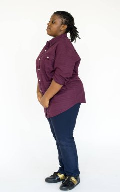 Afrikalı kız stüdyoda ayakta