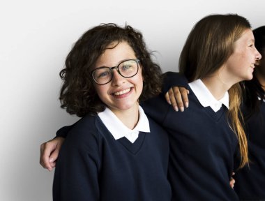 stüdyoda gülümseyen öğrenciler