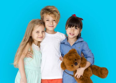 Çocuklar birlikte sarılma