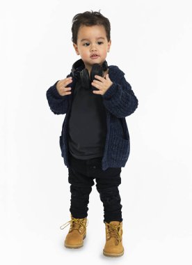 kulaklıklar ile küçük çocuk