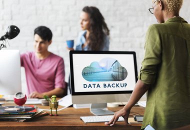 Ofiste çalışan bir grup insan