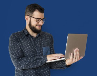 sakallı adam gözlüklü