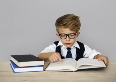 Küçük iş adamı çalışma masasında 