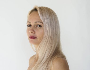 ciddi sarışın kadın