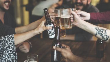 Arkadaşlar birlikte bira içmek