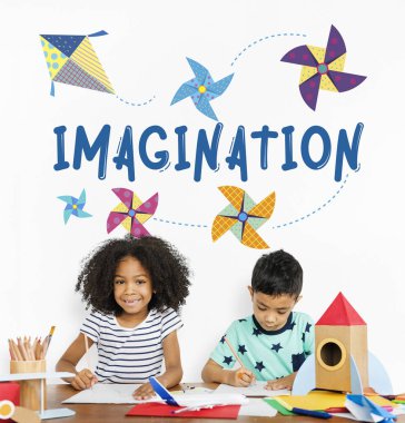 Küçük çocuklar masada çizim 