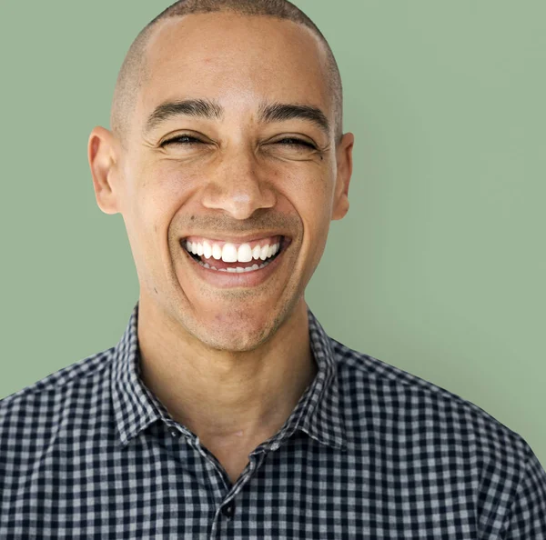 Hombre de raza mixta sonriendo — Foto de Stock