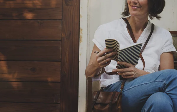 Mujer escribiendo en lácteos — Foto de Stock