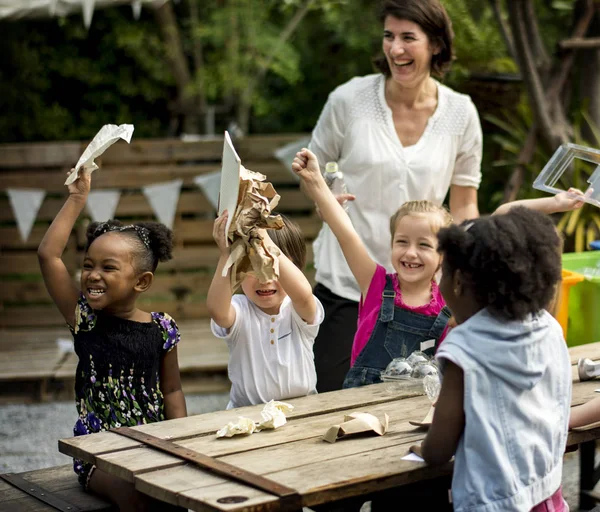 Dzieci uczą się, jak oddzielić kosza — Zdjęcie stockowe