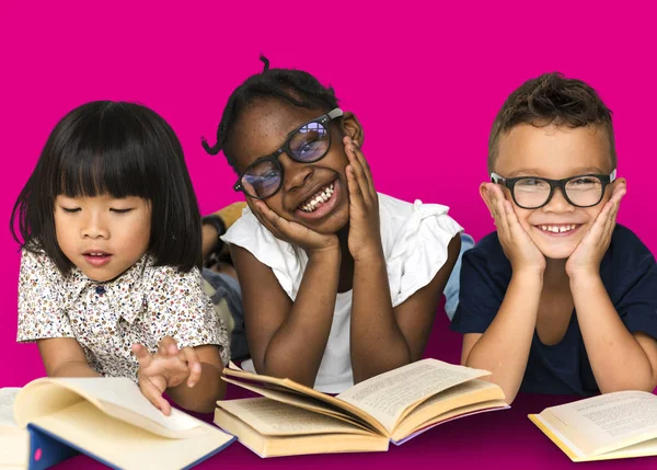 Raza mixta niños lectura libros — Foto de Stock