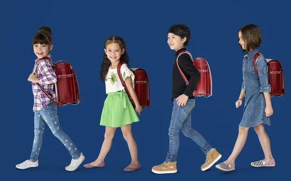Děti chodí s batohy — Stock fotografie
