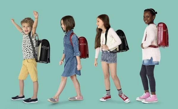 Diversiteit kinderen lopen naar school — Stockfoto