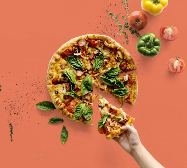 Tangan mengambil sepotong pizza Italia. — Stok Foto