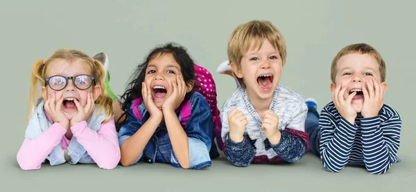 Niños y niñas de edad elemental — Foto de Stock