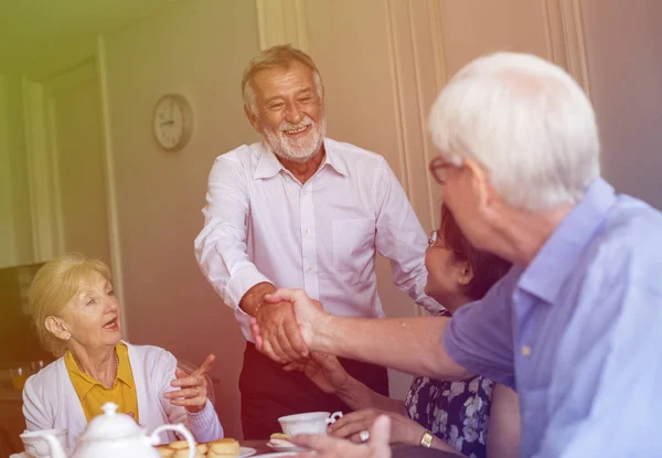 Äldre människor har te paus — Stockfoto