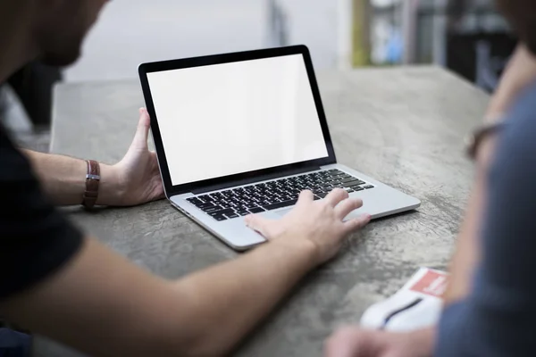 Hombre mostrando la pantalla del ordenador socio —  Fotos de Stock