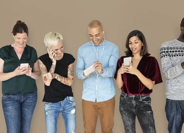 Ομάδα των ανθρώπων που χρησιμοποιούν κινητά τηλέφωνα — Φωτογραφία Αρχείου