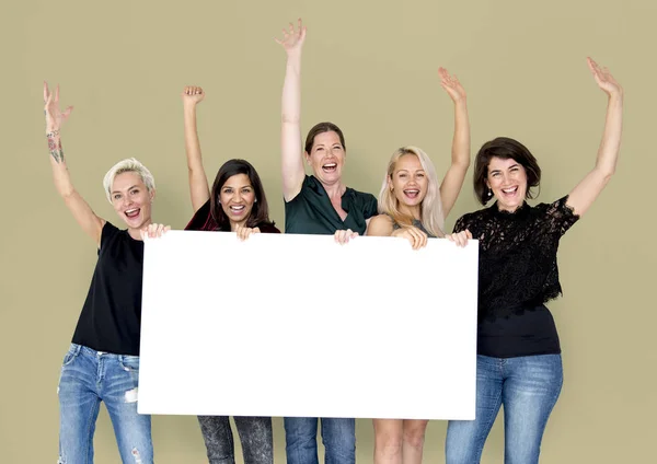 Χαμογελώντας γυναίκες κρατώντας πανό άδειο — Φωτογραφία Αρχείου