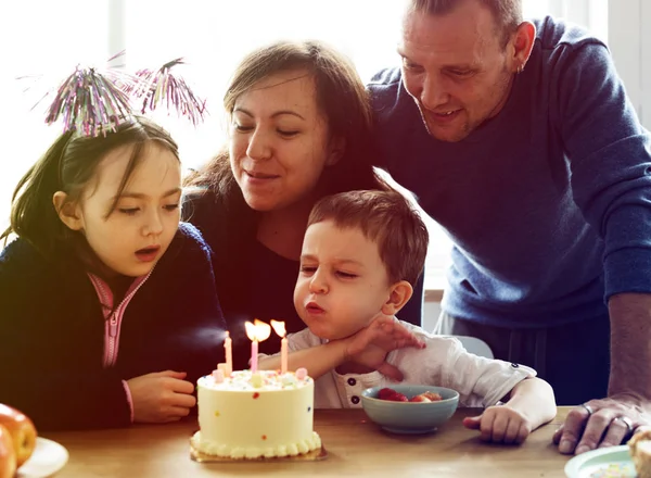 Születésnapot ünneplő család — Stock Fotó