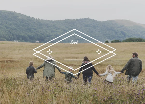 Familie geht aufs Feld und hält Händchen — Stockfoto