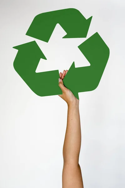Hand holding recycleerbaar symbool — Stockfoto
