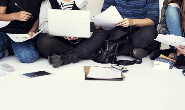 Estudiantes investigando — Foto de Stock