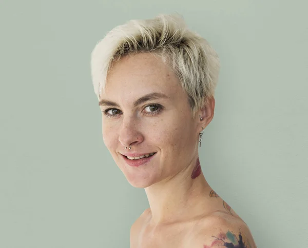 Donna bionda tatuata senza maglietta — Foto Stock