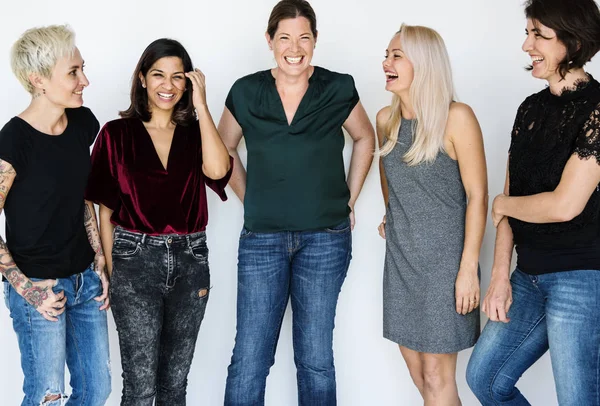 Felice gruppo di donne sorridenti — Foto Stock