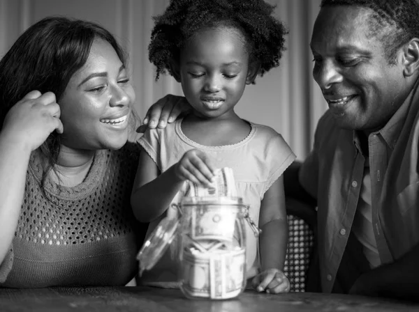 Família feliz e economia de dinheiro — Fotografia de Stock