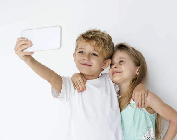 Kids taking selfie on smartphone — Stock Photo, Image