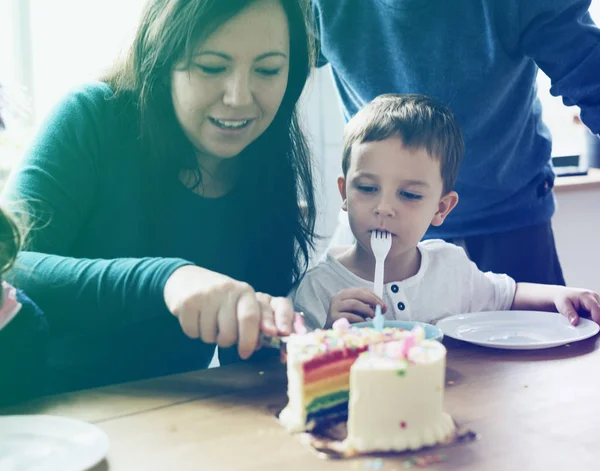 Familie eten cake van de kindverjaardag — Stockfoto