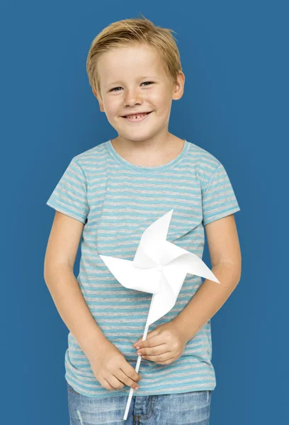 Menino com moinho de vento de brinquedo — Fotografia de Stock