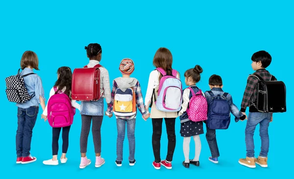 Schoolgaande kinderen staan in een rij — Stockfoto